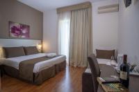 Łóżko lub łóżka w pokoju w obiekcie Hotel La Pergola
