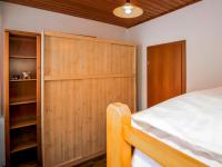 Łóżko lub łóżka w pokoju w obiekcie Apartment Edelweiss-1 by Interhome