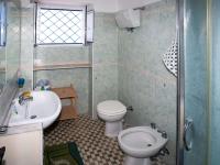 A bathroom at Apartment Sulla Scogliera by Interhome