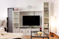 Televízia a/alebo spoločenská miestnosť v ubytovaní Sea & Wave Adela Boutique Apartment