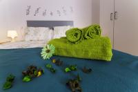 A bed or beds in a room at Sea & Wave Don Cristian Apartment