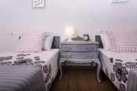 A bed or beds in a room at Sea & Wave Don Cristian Apartment