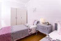 A bed or beds in a room at Sea & Wave Don Cristian Apartment