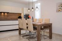 Kuchyňa alebo kuchynka v ubytovaní Apartment in Kampor/Insel Rab 26301