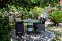 Vonkajšia záhrada v ubytovaní Apartment in Kampor/Insel Rab 26301