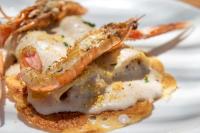 Un plato de comida con algunos camarones encima. en Hotel Esteba, en Caldes de Malavella