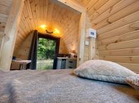 - une chambre avec un lit dans une cabane en bois dans l&#39;établissement Camping Padimadour, à Rocamadour