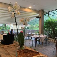 un restaurante con mesas y sillas y un jarrón con flores en Contra' Contarini, en Campolongo Sul Brenta