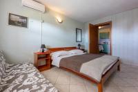 Posteľ alebo postele v izbe v ubytovaní Apartmani ELLEN