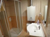 A bathroom at Liszkai Apartman