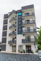 エフォリエ・ノルドにあるNOVUS Hotelのホテルを読む看板のある建物