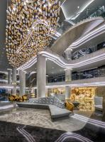 チカランにあるNuanza Hotel &amp; Convention Cikarangの建物内の大きなシャンデリアのあるロビー