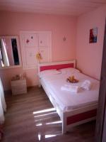 Posteľ alebo postele v izbe v ubytovaní Villa Angela, Traditional Villa in the village