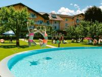 Bazén v ubytovaní Hotel Pachernighof alebo v jeho blízkosti