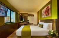 una habitación de hotel con una cama y un escritorio en Temple Bar Inn, en Dublín