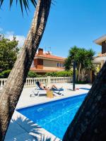 Bazén v ubytovaní Villa castelló salou alebo v jeho blízkosti
