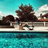 Bazén v ubytovaní Villa castelló salou alebo v jeho blízkosti