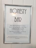 The Claremont Hotel-Adult Onlyに飾ってある許可証、賞状、看板またはその他の書類