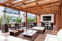 Best Western Plus 93 Park Hotelにあるテレビまたはエンターテインメントセンター