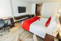 Best Western Plus 93 Park Hotelにあるテレビまたはエンターテインメントセンター