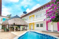 Una villa con piscina y un edificio. en Hotel Casa Grande Riohacha Inn, en Ríohacha