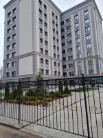una valla delante de un edificio en Prestige Apartments Berezinka, en Dnipro