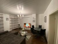 Una sala de estar con un sofá, una mesa y un televisor. en L1 Apartments, en Neunkirchen