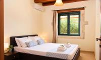 Posteľ alebo postele v izbe v ubytovaní Villa Stelios Private Pool