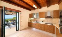 Kuchyňa alebo kuchynka v ubytovaní Villa Stelios Private Pool