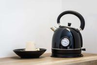 a black tea kettle sitting on a table next to a bowl at B-INN Lier in Lier