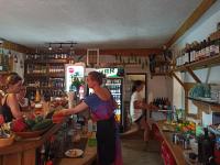 Przystań Tło dla Mew في ريدزيفو: امرأة تقف في عداد في بار