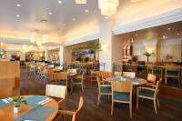 成田International Resort Hotel Yurakujo的餐厅里有桌椅