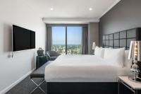 Meriton Suites World Tower, Sydneyにあるベッド