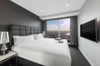Meriton Suites World Tower, Sydneyにあるテレビまたはエンターテインメントセンター