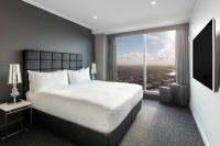 Meriton Suites World Tower, Sydneyにあるベッド