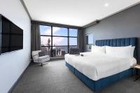 Meriton Suites World Tower, Sydneyにあるベッド