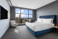 Meriton Suites World Tower, Sydneyにあるベッド