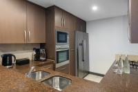 Meriton Suites World Tower, Sydneyにあるキッチンまたは簡易キッチン