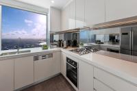 Meriton Suites World Tower, Sydneyにあるキッチンまたは簡易キッチン