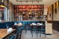 een restaurant met tafels en stoelen en een bar bij IKUNA Naturresort in Natternbach