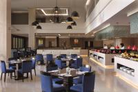 Un restaurant u otro lugar para comer en Radisson Collection Muscat, Hormuz Grand