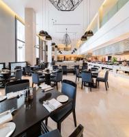Un restaurant u otro lugar para comer en Radisson Collection Muscat, Hormuz Grand