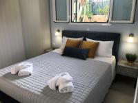 A bed or beds in a room at Strelitzia Apartments