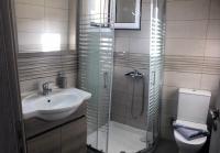 A bathroom at Strelitzia Apartments