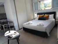 A bed or beds in a room at Strelitzia Apartments