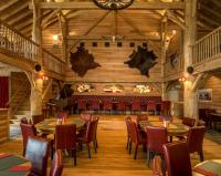 uma sala de jantar com mesas e cadeiras em um prédio em Country Lodge Hotel Moriaanshoofd em Oudenaarde