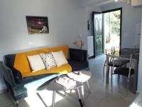 A seating area at Strelitzia Apartments