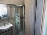 A bathroom at Strelitzia Apartments