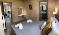 A bathroom at Strelitzia Apartments