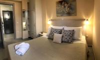 A bed or beds in a room at Strelitzia Apartments